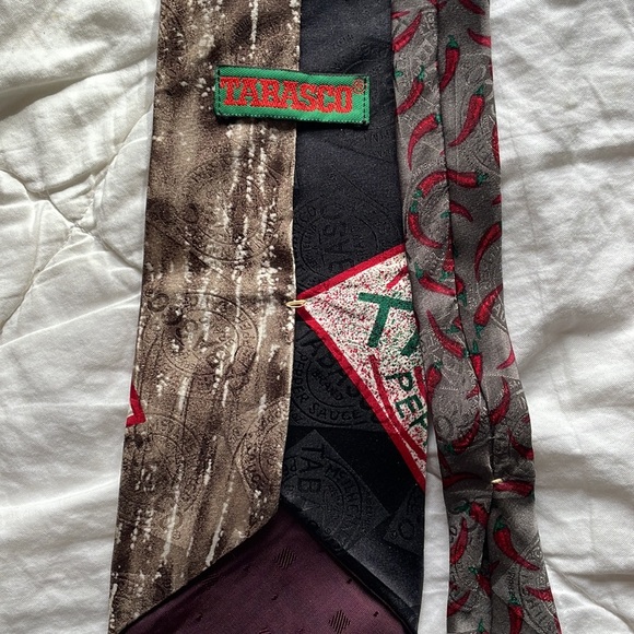 Men’s Tabasco Hot Sauce Food Fun Unique Themed 100% Silk Tie - Picture 5 of 6